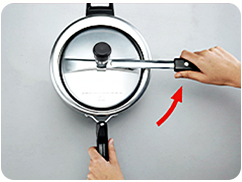 Step 4: the handles are aligned and the lid is now unlocked